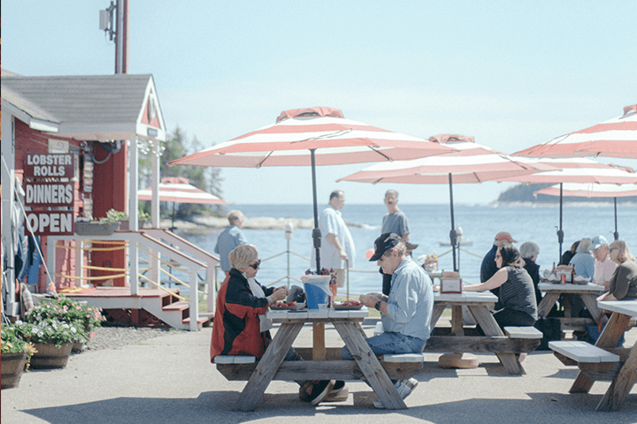 Economic Boost for Local Businesses - Exploring the Benefits of Outdoor Dining: Why Picnic Tables are a Must-Have for Parks 